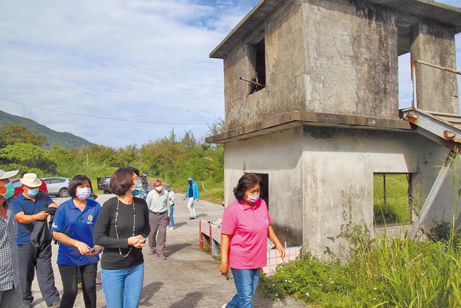 台东长滨乡大俱来部落部落海祭文化场域场域老旧，楼梯锈蚀，台东县长饶庆铃（右二）昨日至当地现勘。（台东县政府提供／蔡旻妤台东传真）