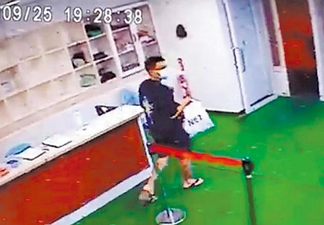 澎湖大城北游泳池查獲涉案的偷拍狼蔡姓岸巡隊上兵。（翻攝監視器畫面／陳可文澎湖傳真）