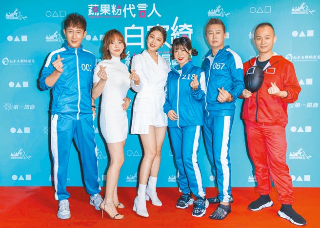 白家绮（左三）日前赴台中替山本富也站台，与执行长白洛霆（左起）、营运总裁郑榆铮、董事长夫人、董事长林伸坤以及营养师王建智合影。（石智中摄）