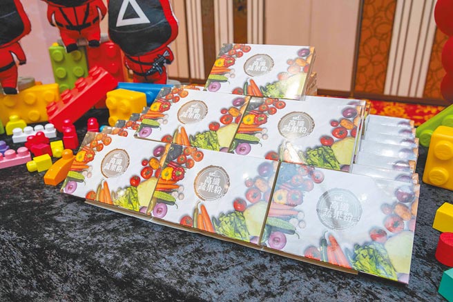 「山本富也」推出的高纤蔬果粉口碑极佳。（石智中摄）