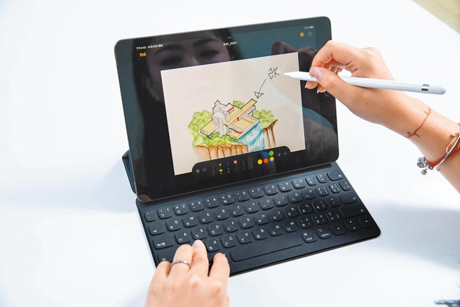 第9代iPad搭載A13仿生晶片，配上第1代Apple Pencil及聰穎鍵盤，雖然繪圖上稍有延遲，但仍可流暢地處理塗鴉、筆記、文書等功能。（石智中攝）