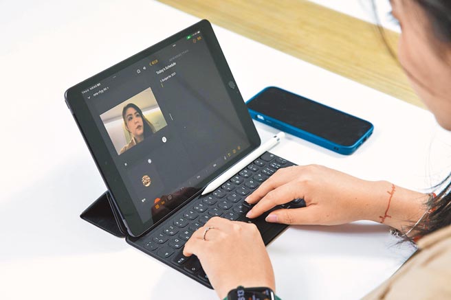 第9代iPad升級到1200萬像素的超廣角前置相機，對應全新的「人物居中」功能，配上聰穎鍵盤等配件，視訊時更能滿足工作需求。（石智中攝）
