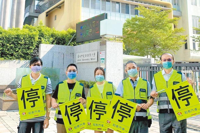 台北市建安國小導護志工收到和泰汽車導護裝備，提升學童與自身安全。（和泰汽車提供）