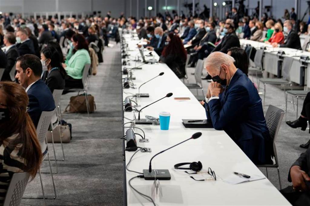 拜登出席联合国格拉斯哥气候峰会COP26，又被人抓到疑似梦周公。图/路透社(photo:ChinaTimes)