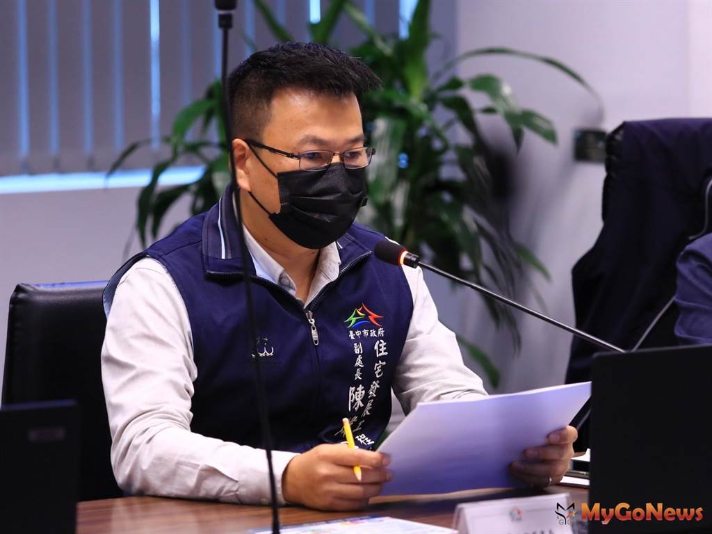 台中市住宅發展工程處副處長陳煒壬以「推動宜居台中好宅5,000戶全數啟動中」進行專案報告(圖/台中市政府)
