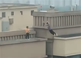 2男童20樓頂大玩跳遠 驚險影片曝光 網看到腿軟：太可怕