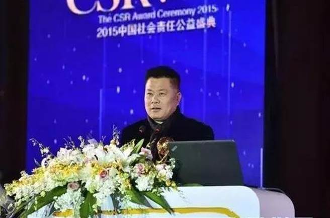 施建祥读书不多，极喜好与演艺界名人往来，经常以金主身份参加演艺界与有演艺名人支撑场面的商界活动，累积了28个商界与影视文化界的各式头衔。（图／新华网）