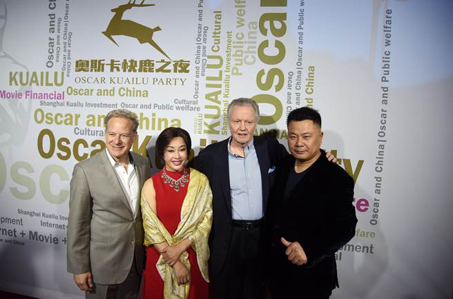 2016年第88届奥斯卡金像奖颁奖盛典前夜，施建祥（右1)大手笔地在好莱坞举办了「奥斯卡快鹿之夜」，请来大量西方明星捧场，如图中有奥斯卡奖得主强．沃特（右2）与大陆名演员刘晓庆（右3）。（图／中新社）