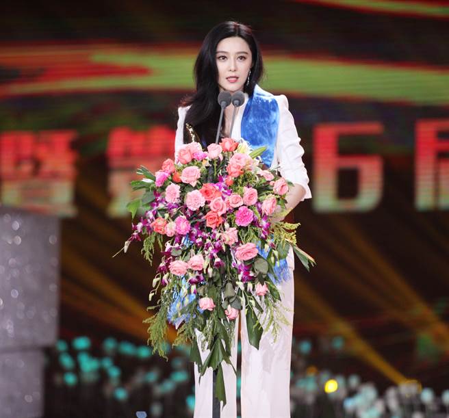 范冰冰因为参加了施建祥的电影而引爆「阴阳合同」风暴，因此有媒体称，认识施建祥应该是范冰冰与其他多位明星最后悔的事。图为范冰冰获得大陆电影金鸡奖最佳女主角。（图／中新社）