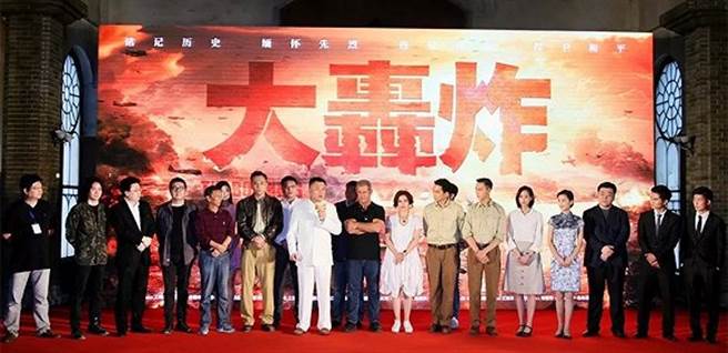 施建祥好与明星往来，也利用他们为自己与企业的形象背书。图为《大轰炸》开拍的记者会上，许多国际电影巨星都来参加。（图／网路）