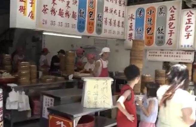 花蓮公正包遠近馳名，卻也導致遊客違停頻繁，衍生交通亂象。（讀者提供）