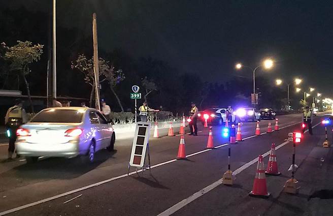 屏东一名男子酒测值2.5破表让警员惊叫「阿娘喂」，法官认为是酒测器出现异常，判处无罪。(示意图/中时资料库)
