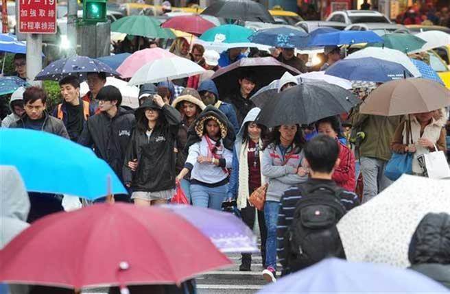 急凍14度！氣象局長鄭明典今天表示台北市氣溫出現溜滑梯曲線。(資料照)
