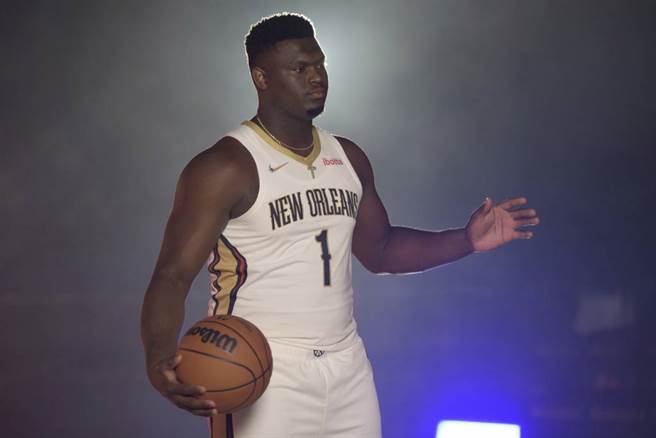 鵜鶘隊錫安威廉森季外右腳受傷，趕不上例行賽開打。（美聯社資料照）