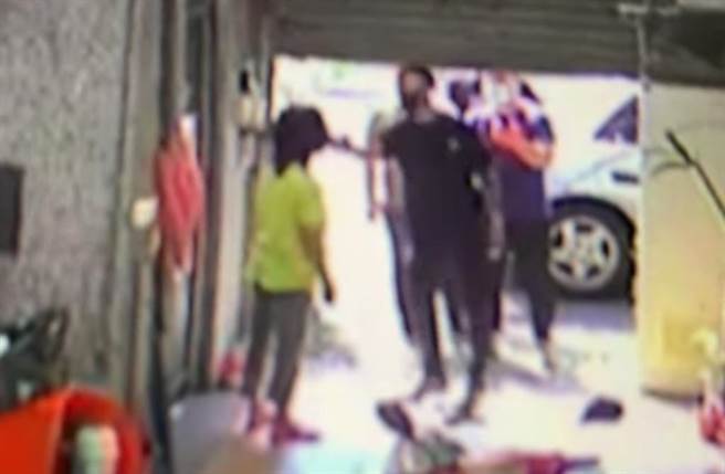 高雄刺青师质疑保母虐死自己11个月大女儿，疑似有人上门找保母动用私刑。（截自YouTube影片）