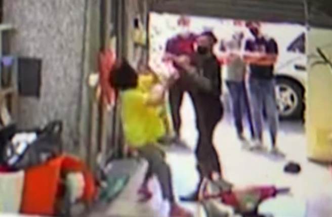 一名男子动手推保母。（截自YouTube影片）