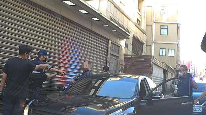 竹南警分局在头份市林森路逮捕谢姓嫌犯人车。（读者提供／谢明俊苗栗传真）