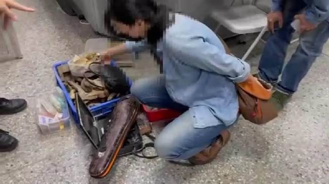 竹南警分局在头份市林森路逮捕谢姓嫌犯人车，起出赃物1批。（读者提供／谢明俊苗栗传真）