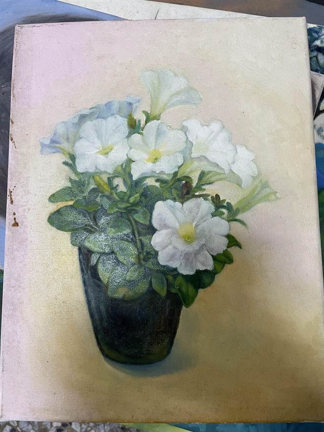 竹南警分局在头份市林森路逮捕谢姓嫌犯人车，起出赃物画作1批。（读者提供／谢明俊苗栗传真）