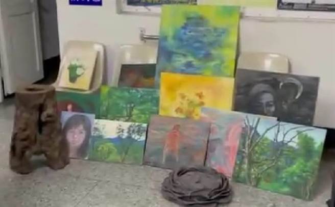 竹南警分局在头份市林森路逮捕谢姓嫌犯人车，起出赃物画作1批。（读者提供／谢明俊苗栗传真）