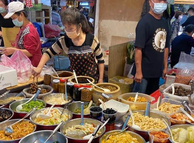 国民党台北市议员李明贤亲自走访传统市场，访问摊商对五倍券的看法。（图／取自脸书「李明贤 -阿贤之声」）
