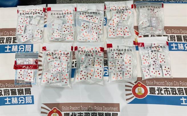 警方逮捕曾姓嫌犯并起出916包咖啡包。（图／李文正翻摄）