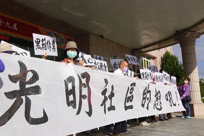 台東縣府在太平溪右岸興建「一路通」水防道路工程，引發光明社區居民2日至台東縣議會陳情抗議。（蔡旻妤攝）