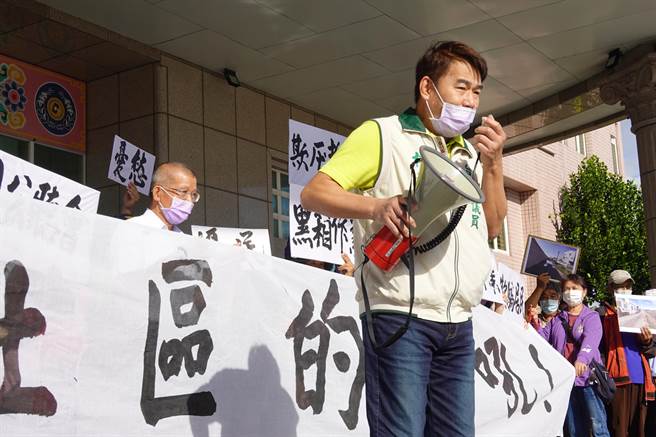 台東縣府在太平溪右岸興建「一路通」水防道路工程，引發光明社區居民2日至台東縣議會陳情抗議。（蔡旻妤攝）