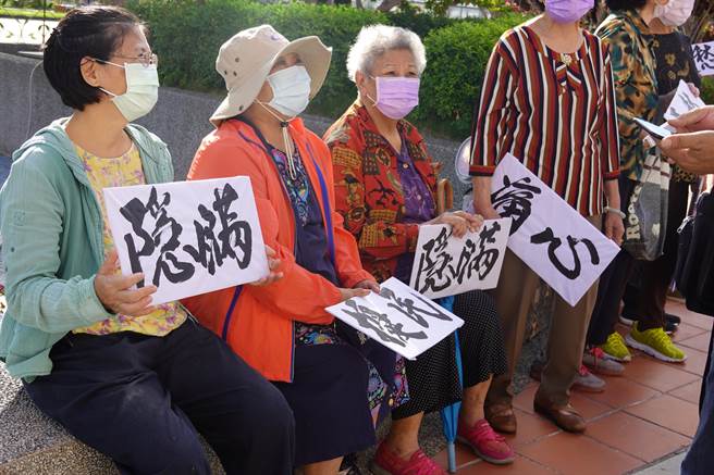 台東縣府在太平溪右岸興建「一路通」水防道路工程，引發光明社區居民2日至台東縣議會陳情抗議。（蔡旻妤攝）