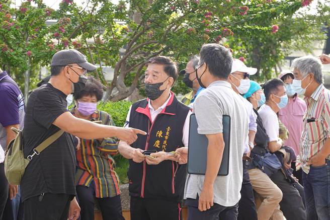 台東縣府在太平溪右岸興建「一路通」水防道路工程，引發光明社區居民2日至台東縣議會陳情抗議。（蔡旻妤攝）