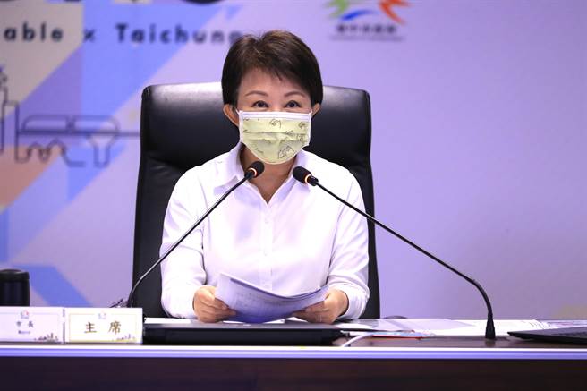 台中市長盧秀燕2日表示，莫德納疫苗約剩4萬多劑，民眾符合第1劑莫德納施打滿10周，即日起可向台中市合約診所預約，並於11月4日至7日期間施打第2劑。（盧金足攝）