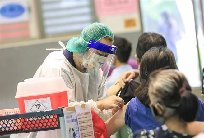 台中市疫苗施打到3日第12輪完成，有史以來最大規模接種紀錄，近60萬人預約注射，即全市282萬名市民，4.7人中就有1人在此時施打。（台中市府提供／盧金足台中傳真）