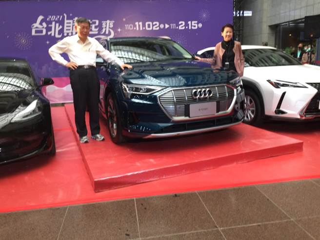 台北市長柯文哲（左）2日宣布台北購起來活動開跑，消費滿200元即可登錄抽大獎。（張立勳攝）