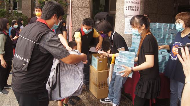 行政執行署彰化分署今天一早變賣彰化地檢署查扣的口罩，現場大批民眾排隊搶購。（謝瓊雲攝）