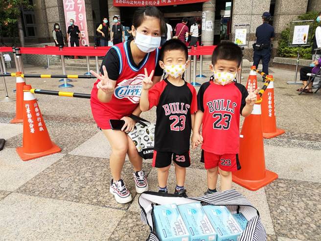 員林市石太太挺著孕肚帶著2個兒子來排隊，心滿意足打包15盒回家。（謝瓊雲攝）