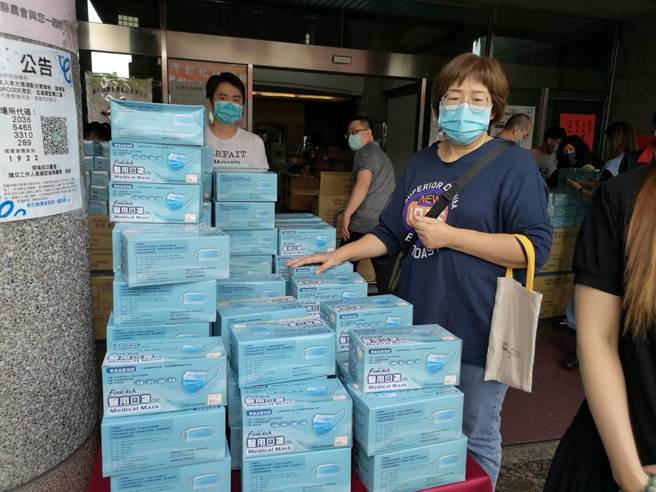 行政執行署彰化分署今天一早變賣彰化地檢署查扣的口罩，現場大批民眾排隊搶購。（謝瓊雲攝）