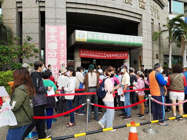行政執行署彰化分署今天一早變賣彰化地檢署查扣的口罩，現場大批民眾排隊搶購。（謝瓊雲攝）