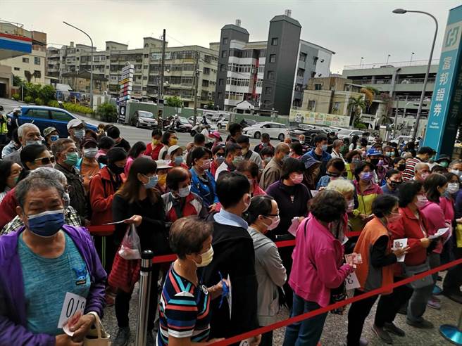 行政執行署彰化分署今天一早變賣彰化地檢署查扣的口罩，現場大批民眾排隊搶購。（謝瓊雲攝）