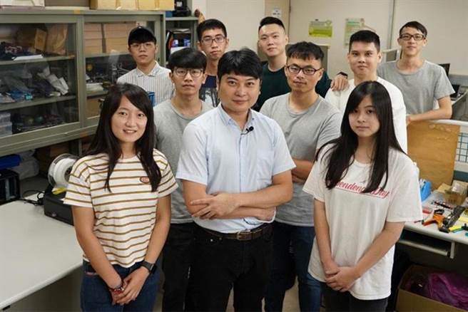 逢甲大学通讯工程学系老师邹耀东（前排左2）带领的「物联网暨资讯安全实验室」研究团队，获科技部GASE中心评选为亮点实验室。（图／逢甲提供）
