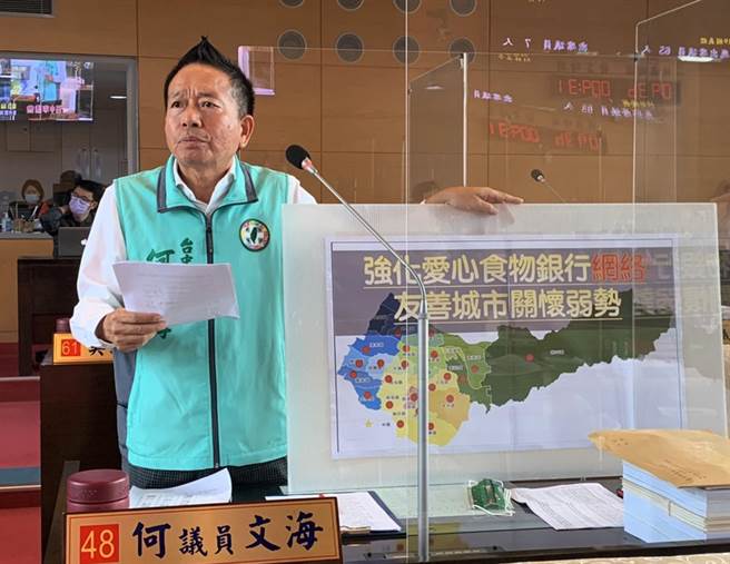 市议员何文海今天质询建议与超商结合，强化爱心食物银行网络，让民眾选择就近超商领取物资。（陈世宗摄）