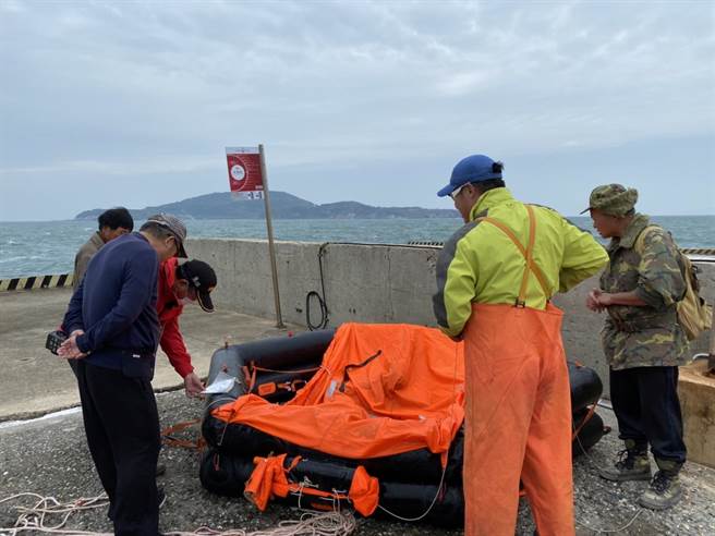 海巡署金马澎分署第一O岸巡队猛澳安检站今（2日）上午8时许，在连江县莒光乡猛澳港发现一艘大陆制救生筏。（翻摄）