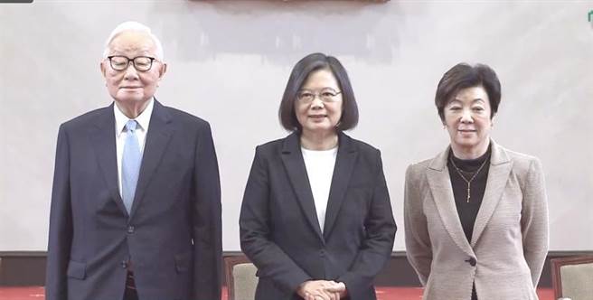 台积电创办人张忠谋将代表总统蔡英文于11月12日出席纽西兰线上APEC经济领袖会议。图／总统府直播
