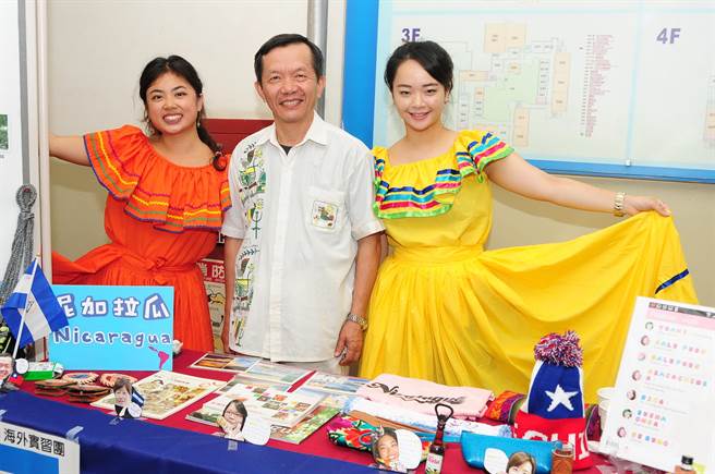 何国世带领国际青年大使到当地体验歷史、民情风俗、饮食等人文与自然情境等，这都成为他写作养分。（静宜大学提供）