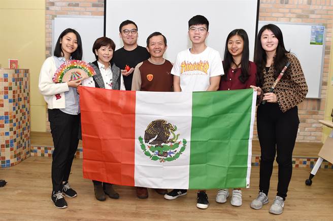 何国世将中南美洲国家的研究心得，写成容易阅读、理解的文本，让更多人瞭解中南美洲的风土人文。（静宜大学提供）