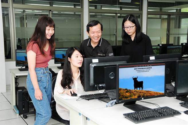 何国世透过教育部经费补助计划，设立「西文多元文化教学」网站，以课程、影片及音乐等形式，提供西班牙及拉丁美洲的风俗民情等丰富内容，将西文学习推向全国各地。（静宜大学提供）