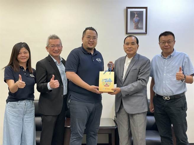 丁健刚处长(左三)拜会台南科学工业园区郭春晖处长(右二)，欢迎企业团体到金门办员工旅游。（金门县府观光处提供）