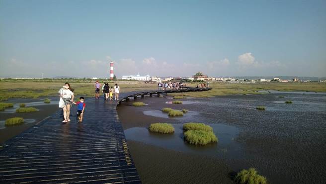 高美溼地木棧道配合防疫管制放寬，取消人流管制。（台中市農業局提供／陳淑娥台中傳真）