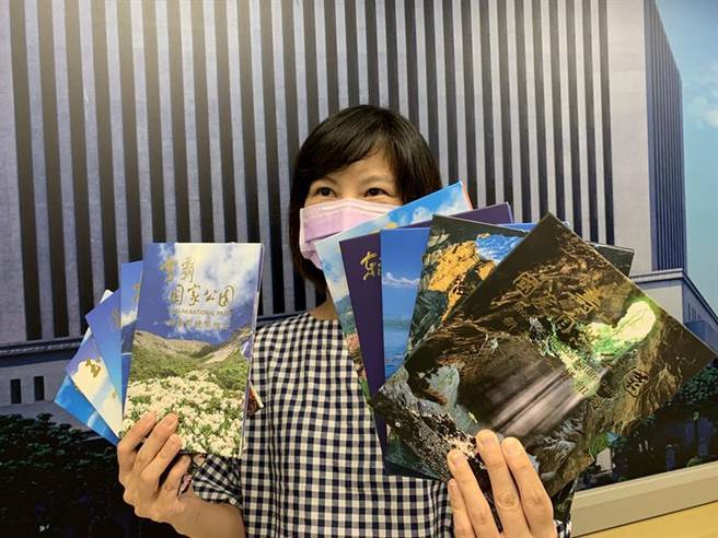 臺湾国家公园采风系列平铸套币共计10套，央行2日公开最终版。（图／陈碧芬）