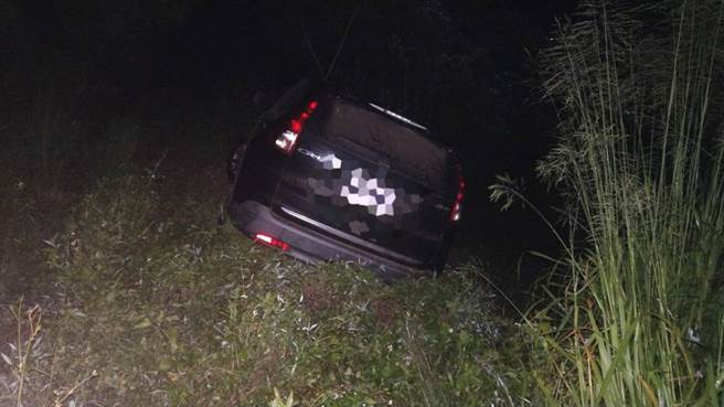 一名60岁黄姓男子从大埔要返回台南的路上迷航，车子还不慎卡在山沟。（翻摄照片／张亦惠嘉县传真）