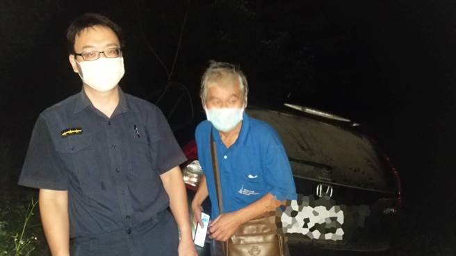 警方歷经2小时地毯式搜索在一产业道路旁找到黄姓男子。（翻摄照片／张亦惠嘉县传真）